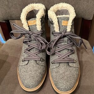 Dr. Scholls womens gray faux fur lace up flannel boots Sz 9.5